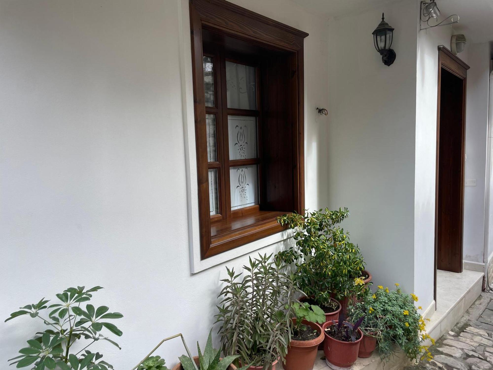 Apartment Altin In Old Town Берат Екстериор снимка