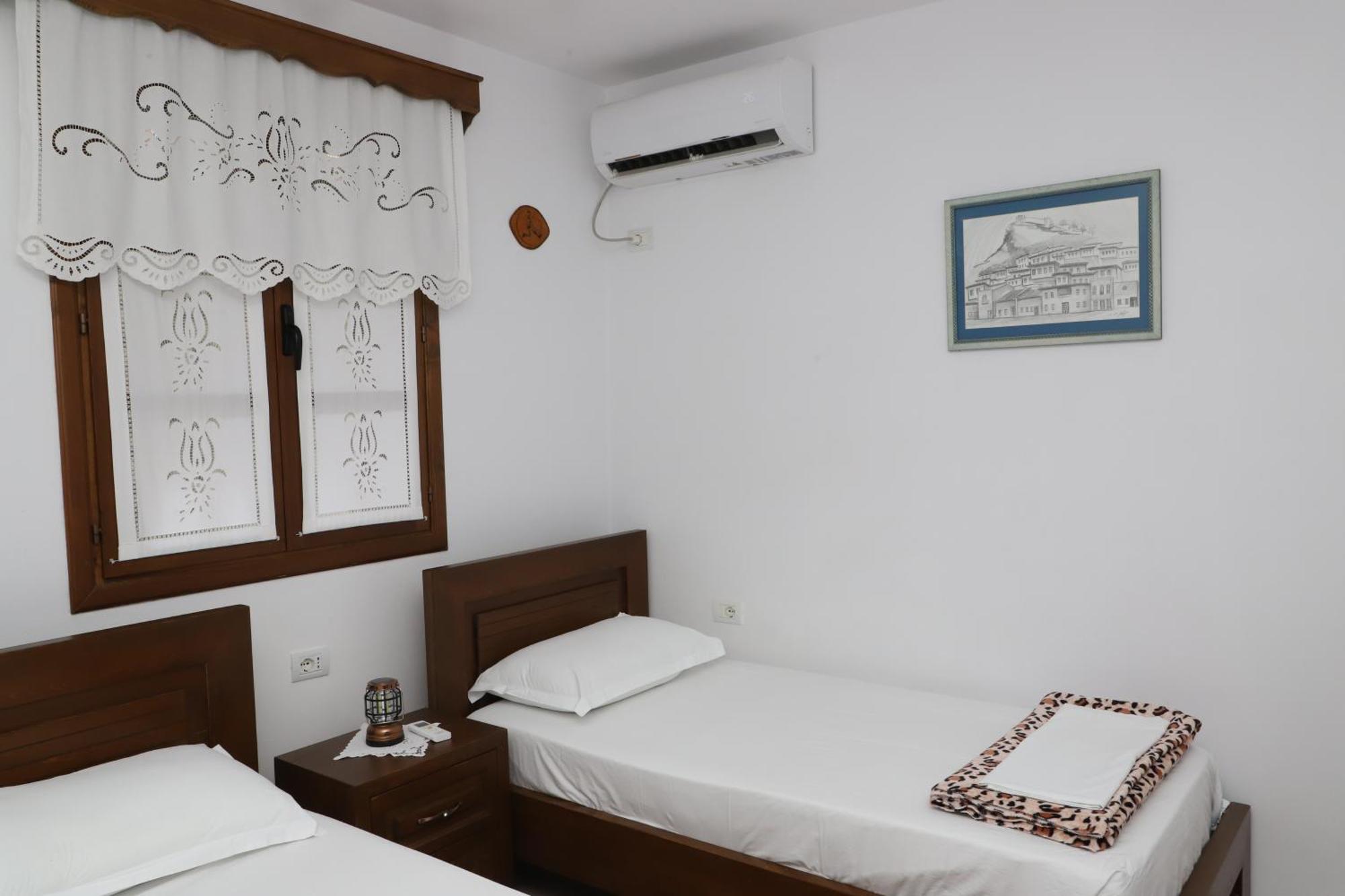 Apartment Altin In Old Town Берат Екстериор снимка